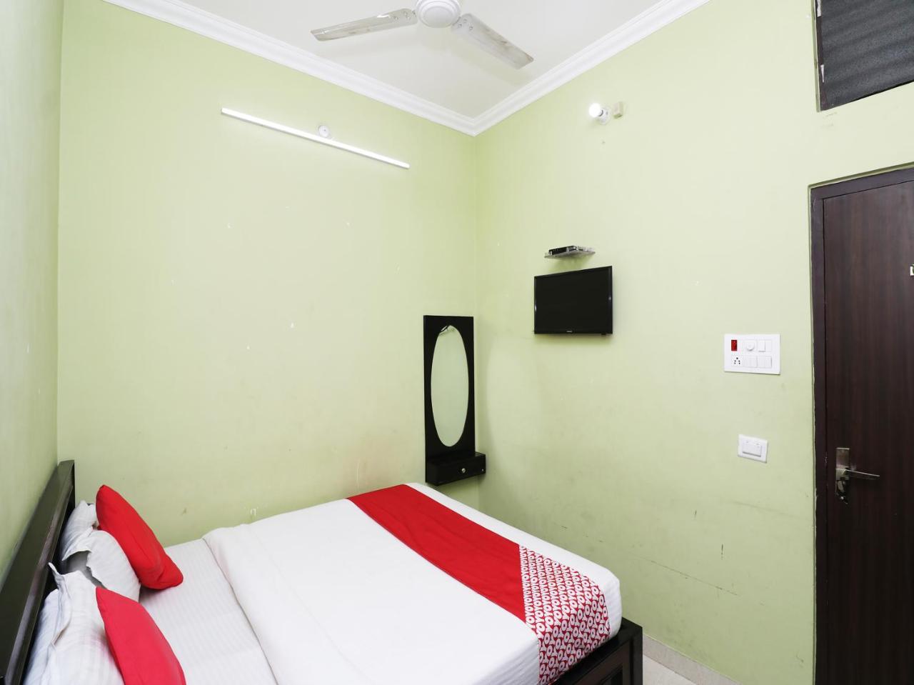 Capital O 11480 Hotel Blue Star Varanasi Esterno foto